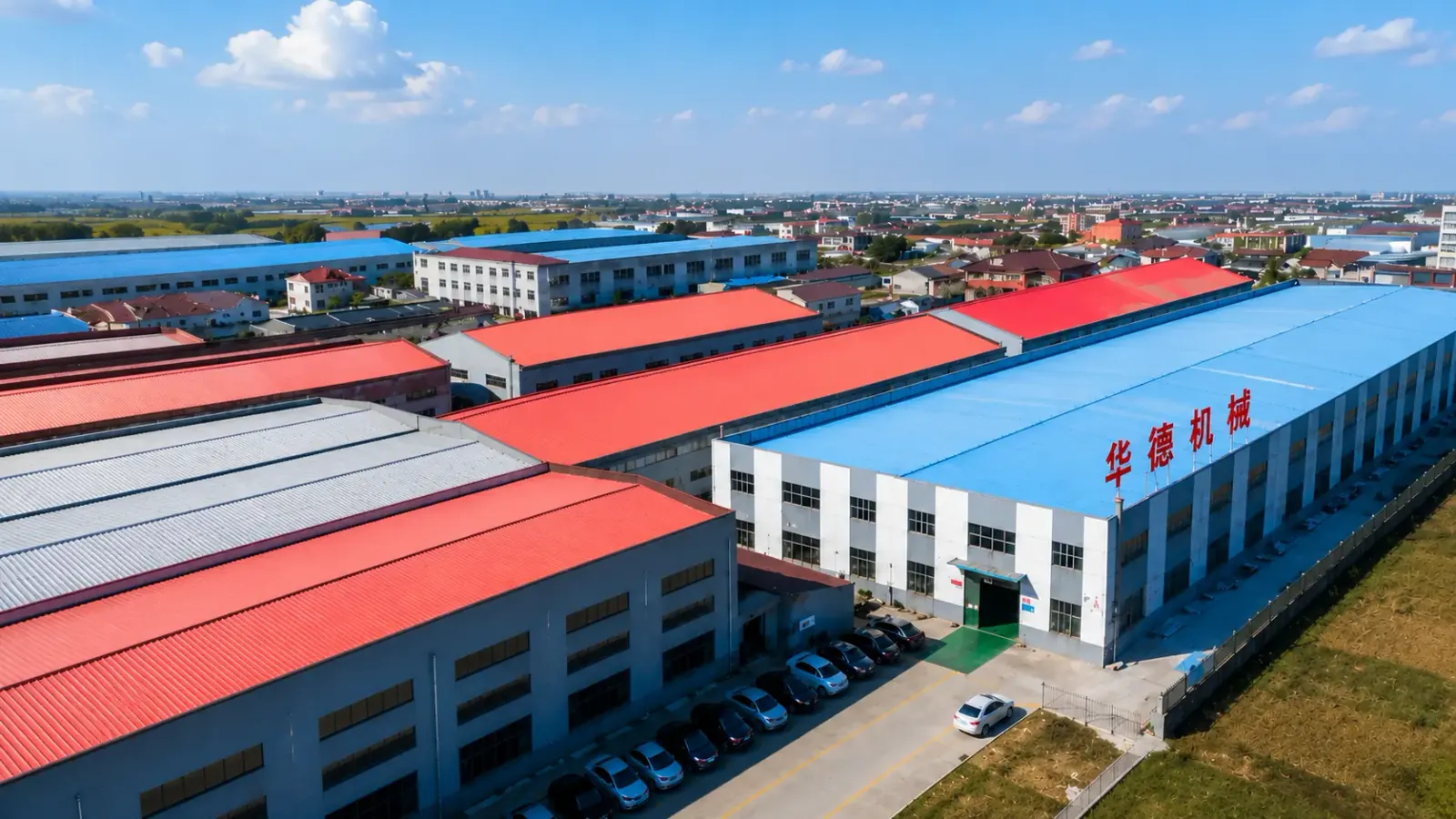 HUADEMAC plastic pipe extrusion line running in the factory workshop