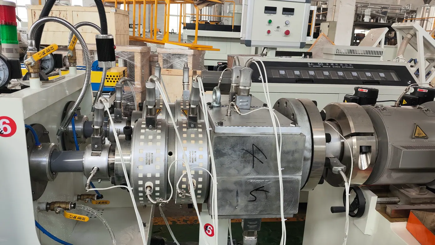 Two cavity PVC pipe extrusion mould and calibrator