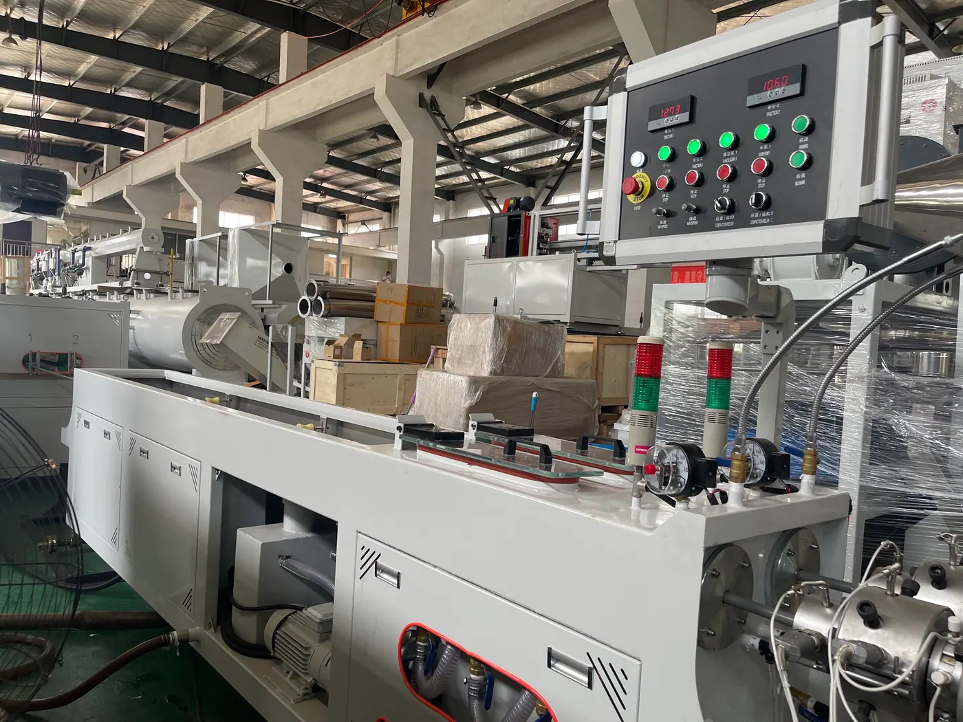 Vacuum calibration tank for PVC pipe sizing and cooling