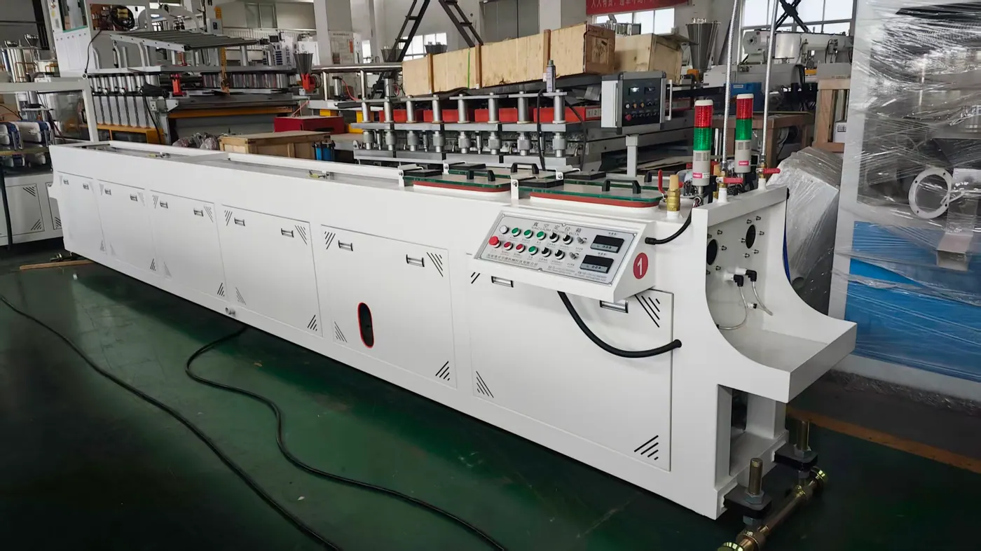 Vacuum cooling tank for PVC pipe sizing and cooling
