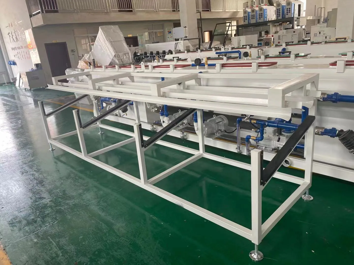 PVC conduit pipe stacker for collecting finished pipes from the 4 station line