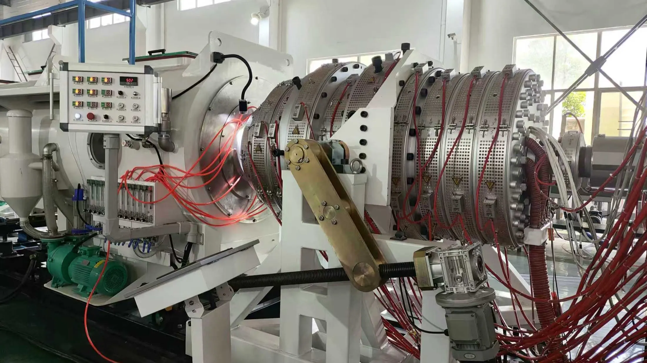 HDPE pipe extrusion die and calibration system with heating zones