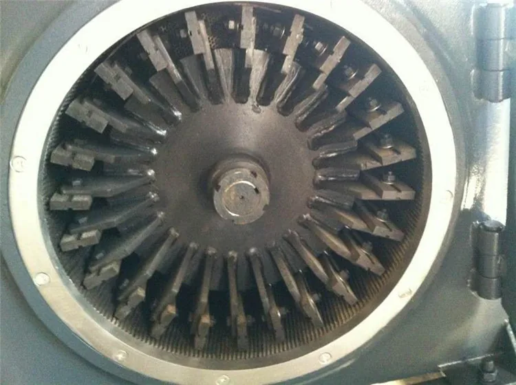 Open grinding chamber with rotary blades inside plastic pulverizer