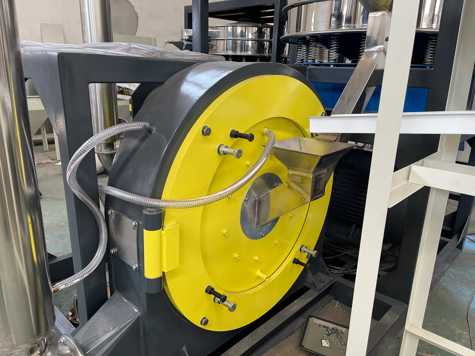 Side detail of pulverizer grinding chamber and drive housing