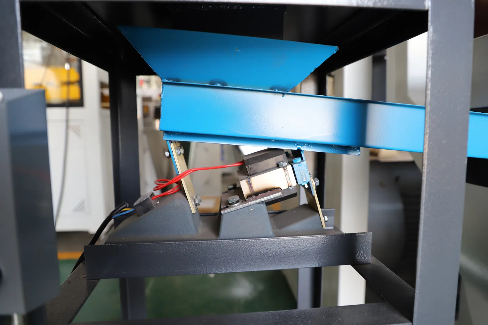Vibrating feeder and discharge section of plastic pulverizer machine