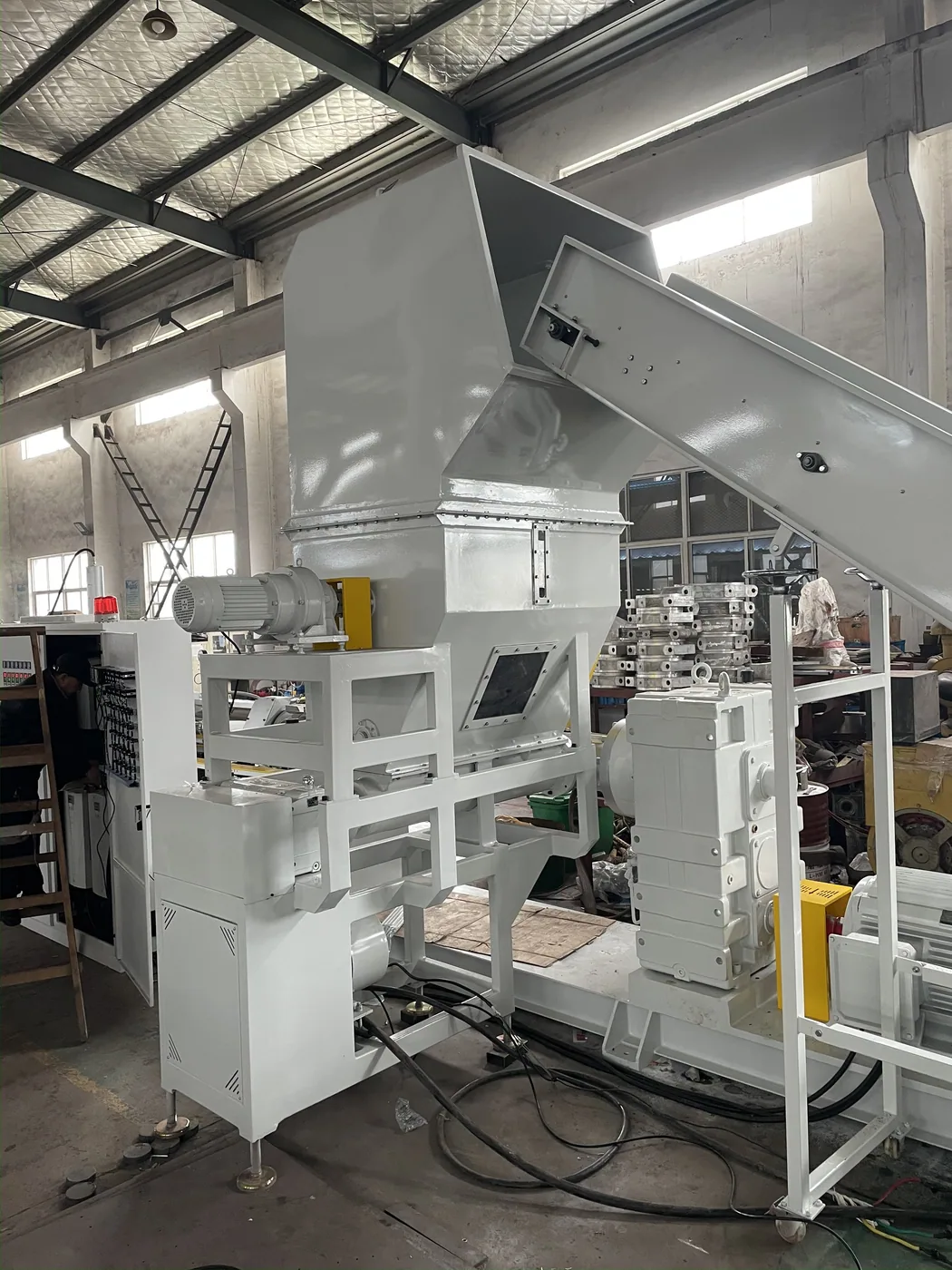 Force feeder for low bulk PE PP film recycling pelletizing