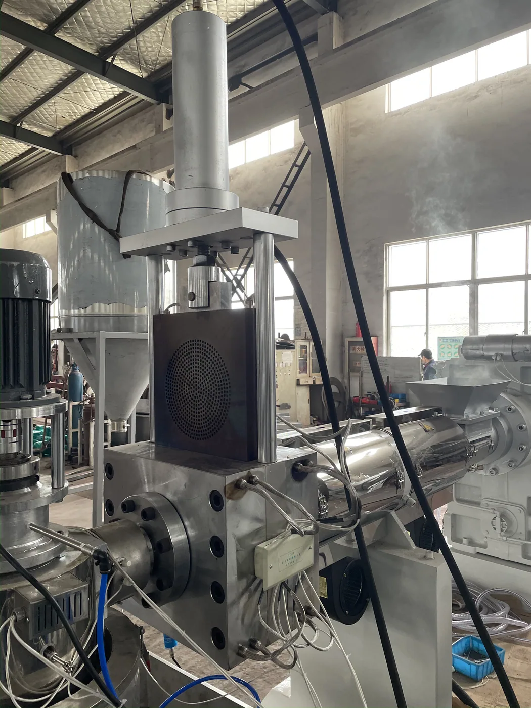 Hydraulic screen changer for filtering PE PP recycled melt