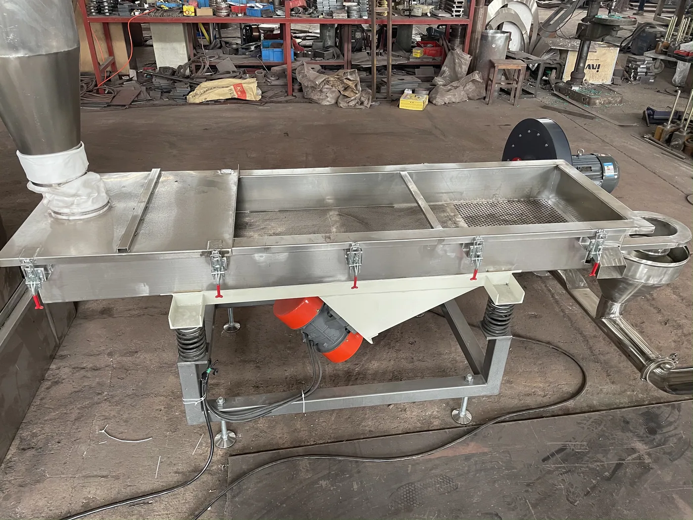 Vibrating screen for classifying PE PP recycled pellets