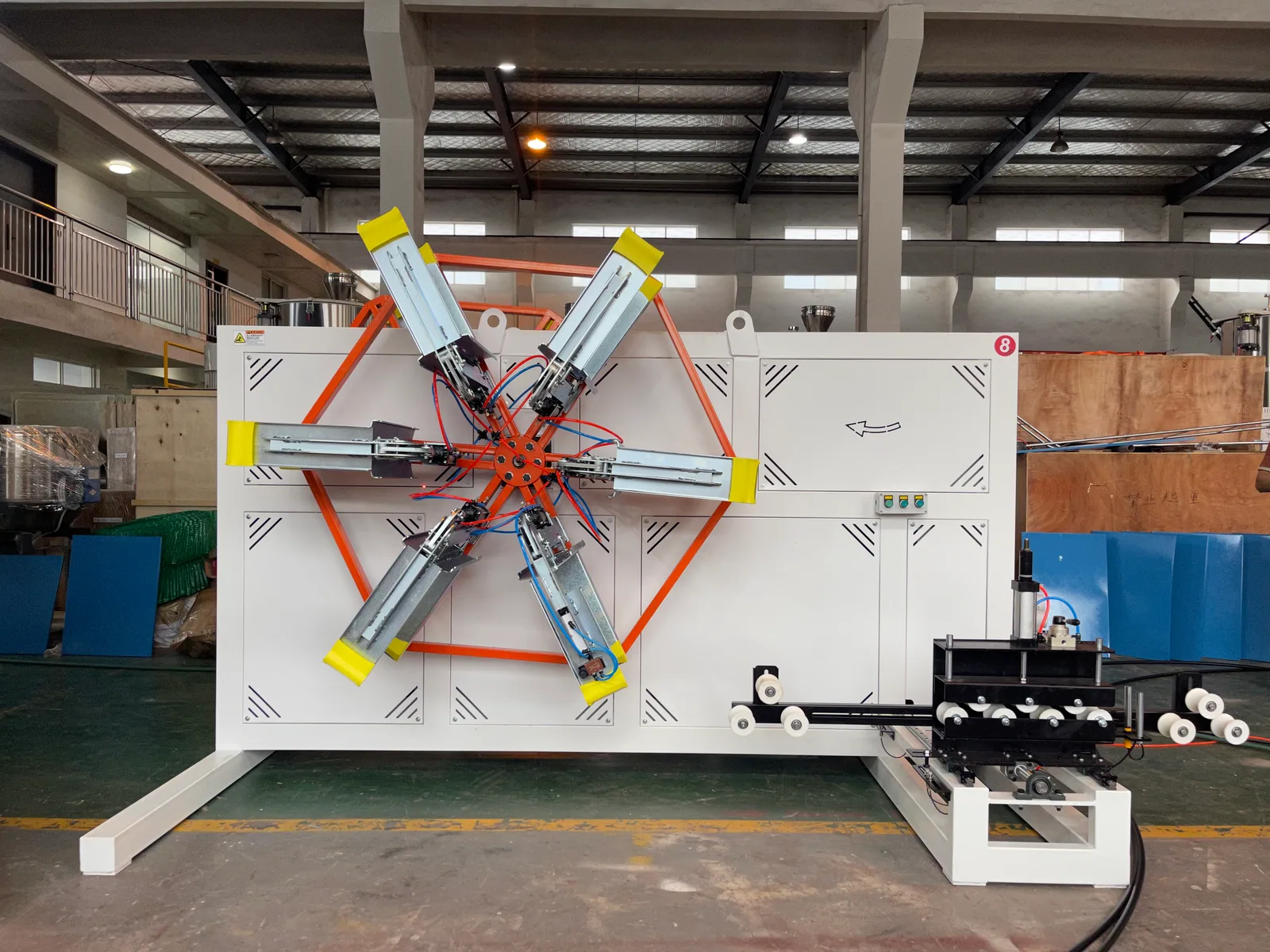 Pipe winder arm and traverse guide for arranging plastic pipe coils