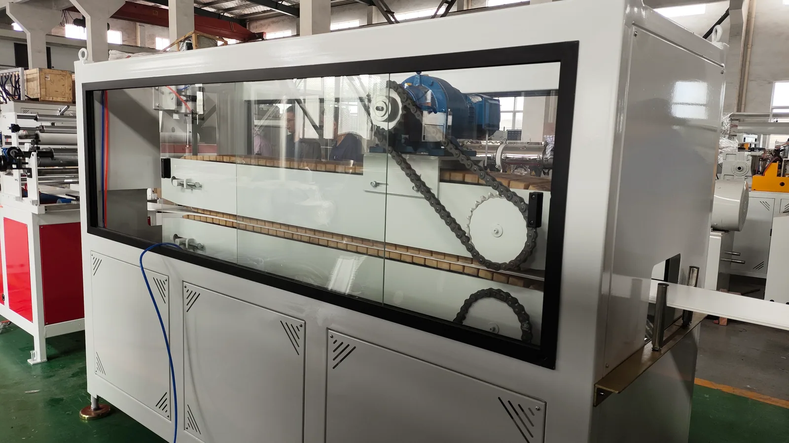 Haul off machine pulling PVC ceiling panel profile after calibration