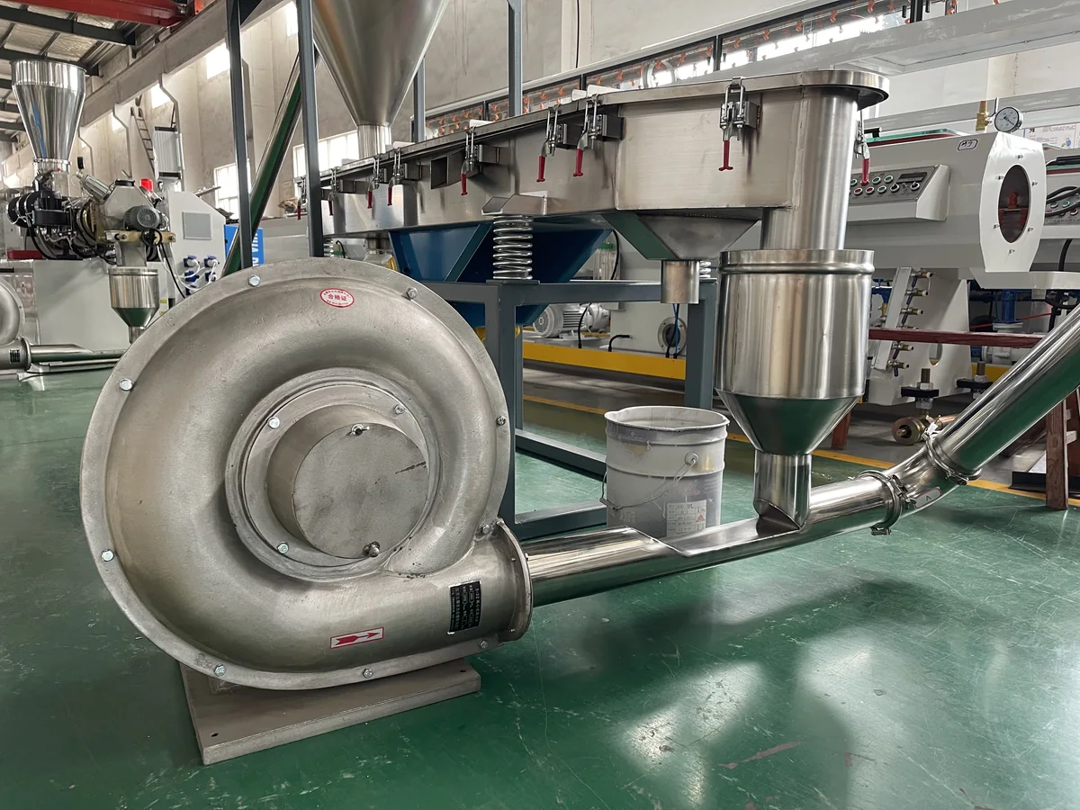 Strong wind blower for pneumatic pellet conveying and cooling