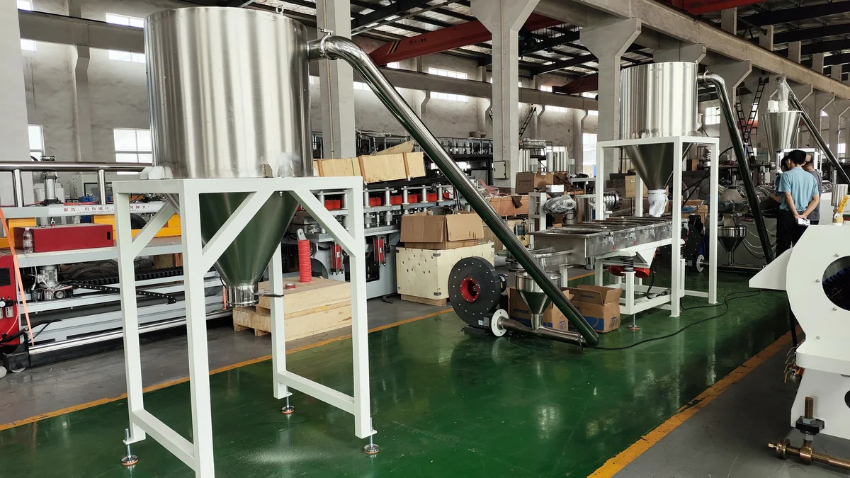 Pellet storage silo and collection system for PVC compound pelletizing line