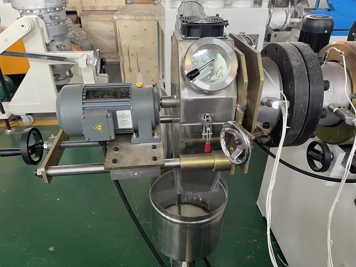 Die-face hot-cut pelletizer for PVC compound granules
