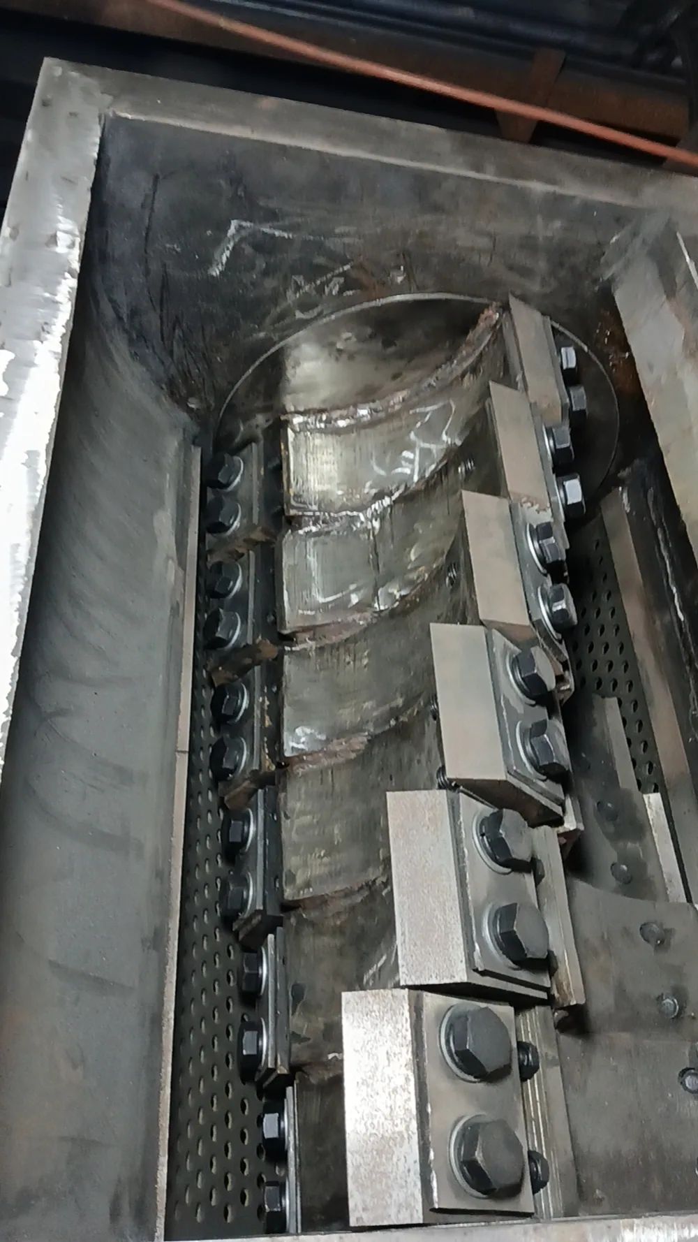 PE crusher rotor blade chamber with moving blades