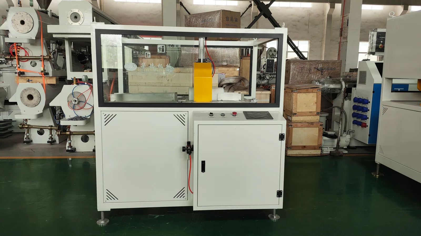 Automatic cutting machine for PVC window and door frame profiles