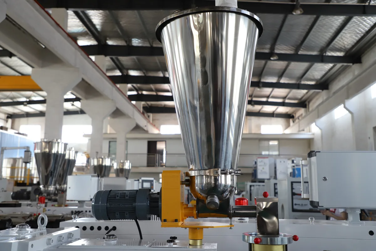 Forced feeding hopper on twin screw extruder machine