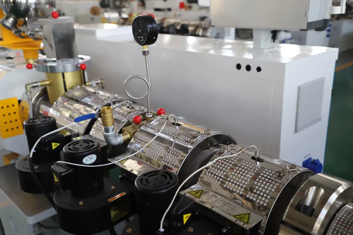 Oil cooling lines on twin screw extruder screw and barrel