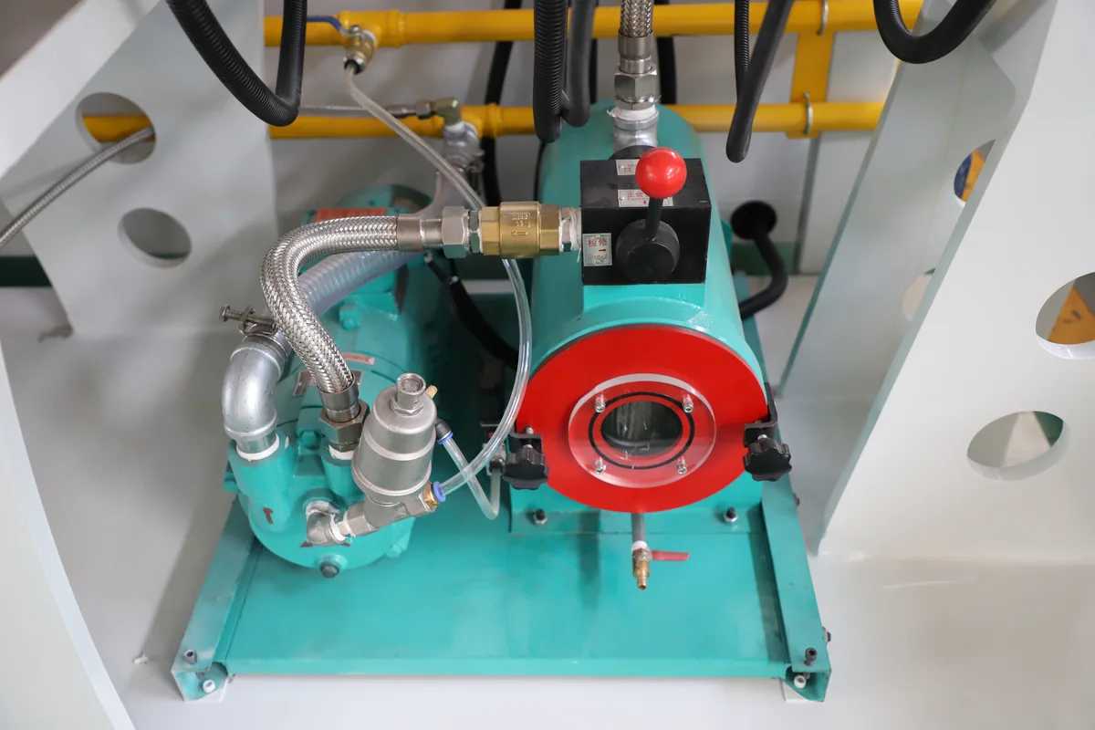 Vacuum venting port on twin screw extruder machine
