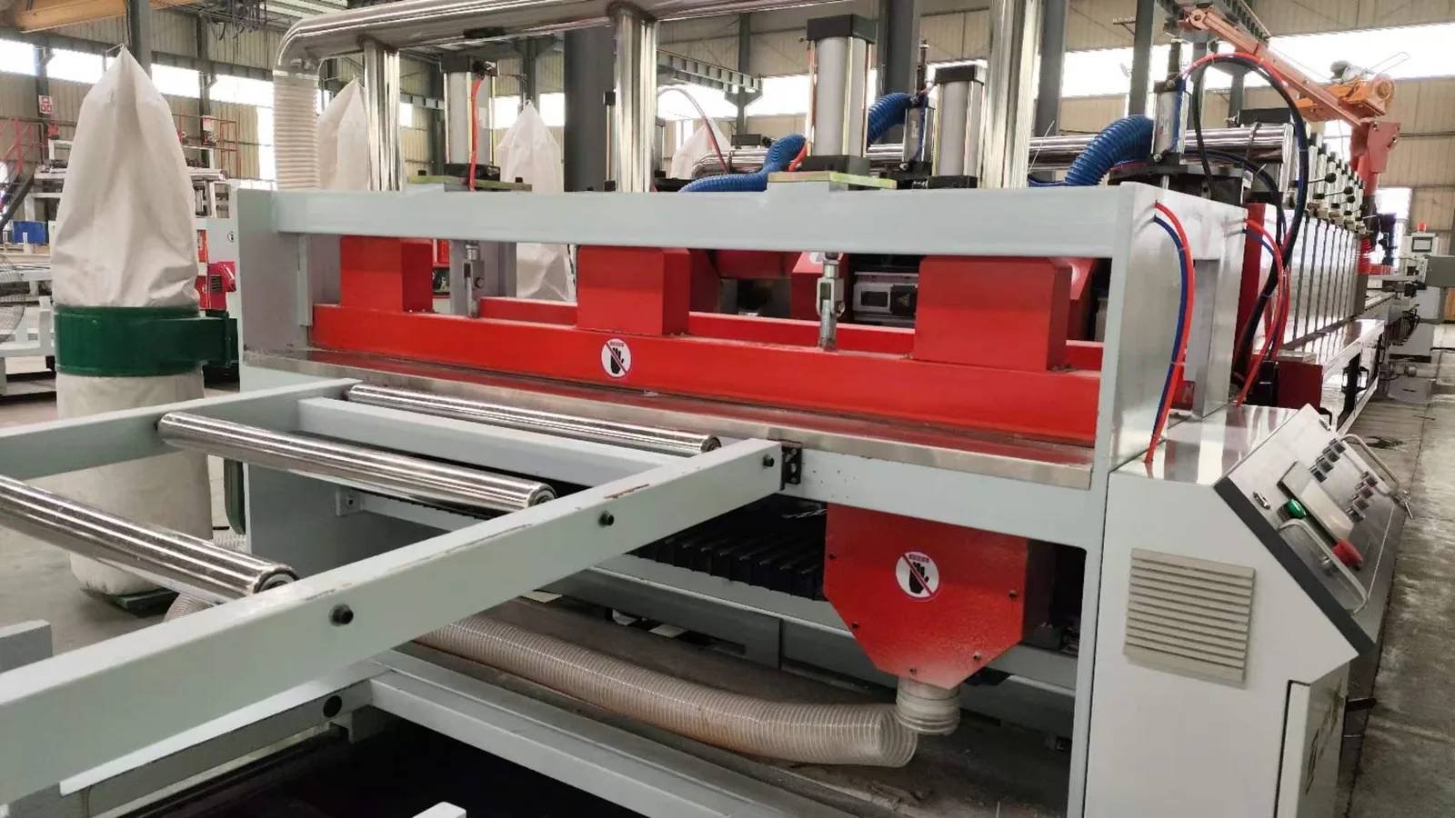 Cross cutting machine for fixed length PVC WPC foam board
