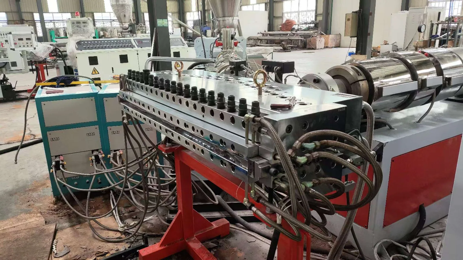 Foam board extrusion die head connected to PVC WPC production line