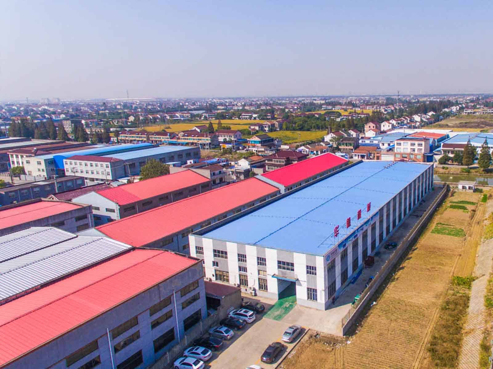 HUADE extrusion machinery workshop
