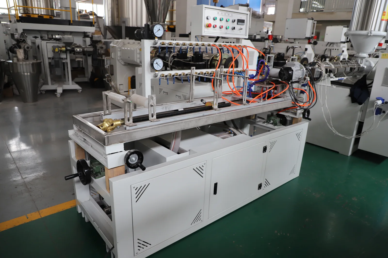 Vacuum calibration cooling tank detail for PC PMMA LED light tube production